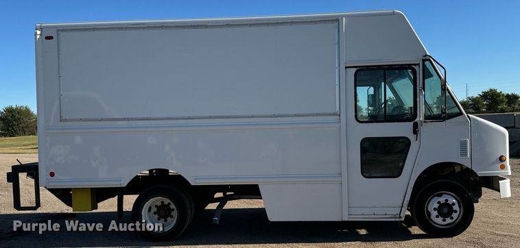 image for item MV9200 2007 Freightliner MT55 delivery truck