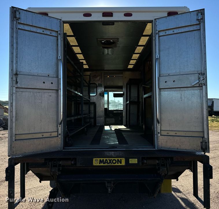 image for item MV9200 2007 Freightliner MT55 delivery truck