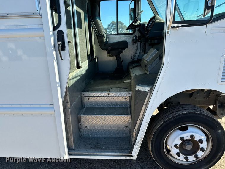 image for item MV9200 2007 Freightliner MT55 delivery truck