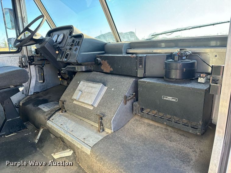 image for item MV9200 2007 Freightliner MT55 delivery truck