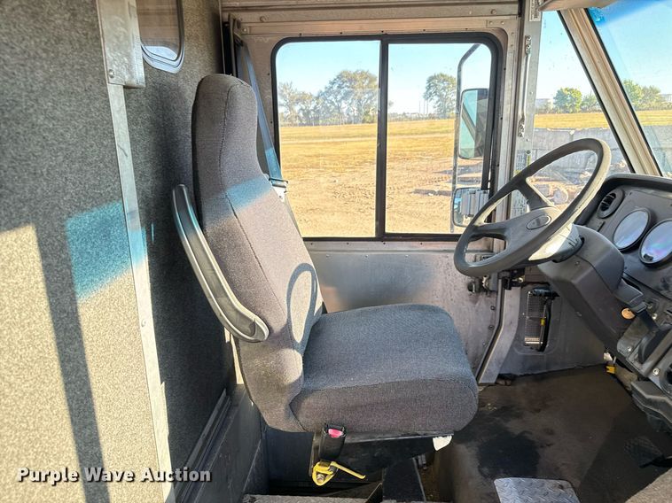 image for item MV9200 2007 Freightliner MT55 delivery truck