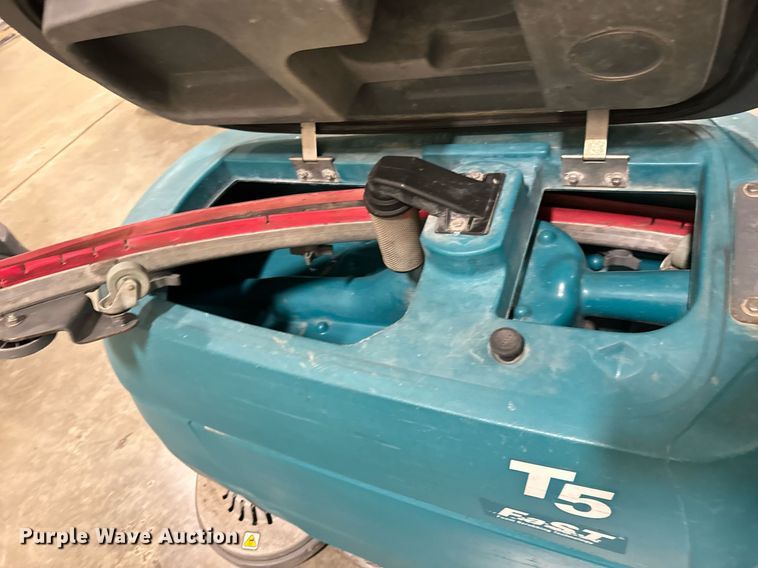 image for item MV9210 (3) Tenant floor scrubbers