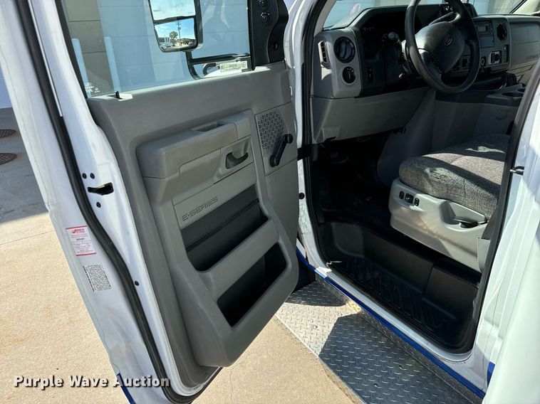 image for item MV9248 2017 Goshen Impulse Ford 220 shuttle bus