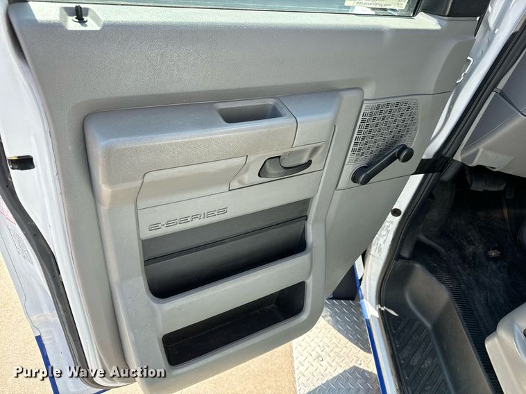 image for item MV9248 2017 Goshen Impulse Ford 220 shuttle bus