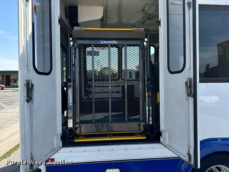 image for item MV9248 2017 Goshen Impulse Ford 220 shuttle bus