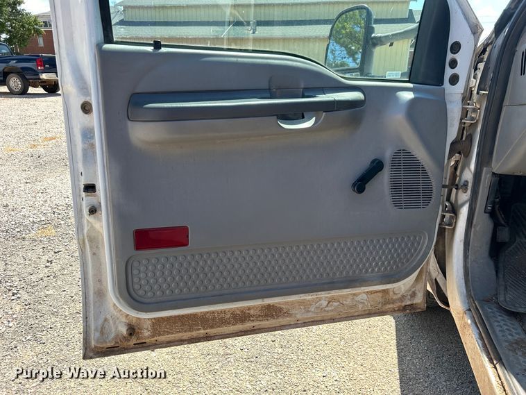 image for item NB9447 2000 Ford F350 Super Duty  Crew Cab pickup truck