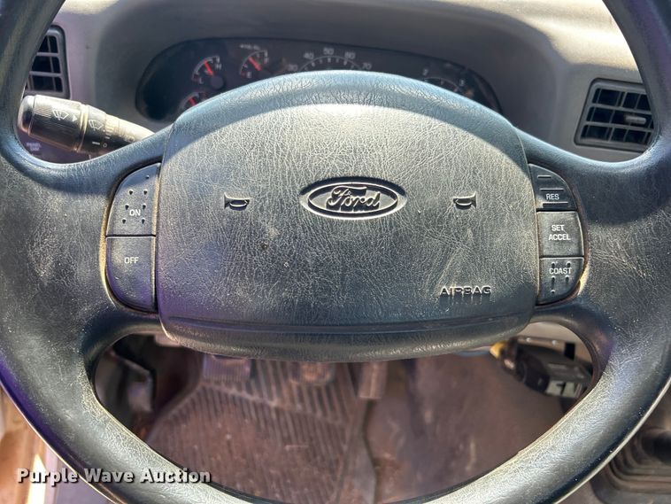 image for item NB9447 2000 Ford F350 Super Duty  Crew Cab pickup truck