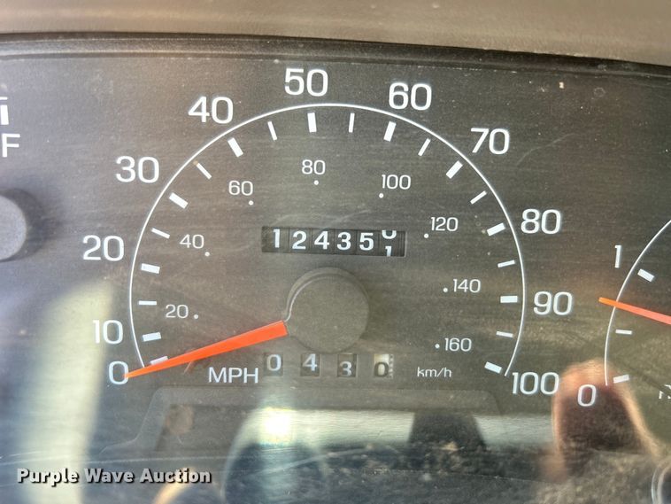 image for item NB9447 2000 Ford F350 Super Duty  Crew Cab pickup truck