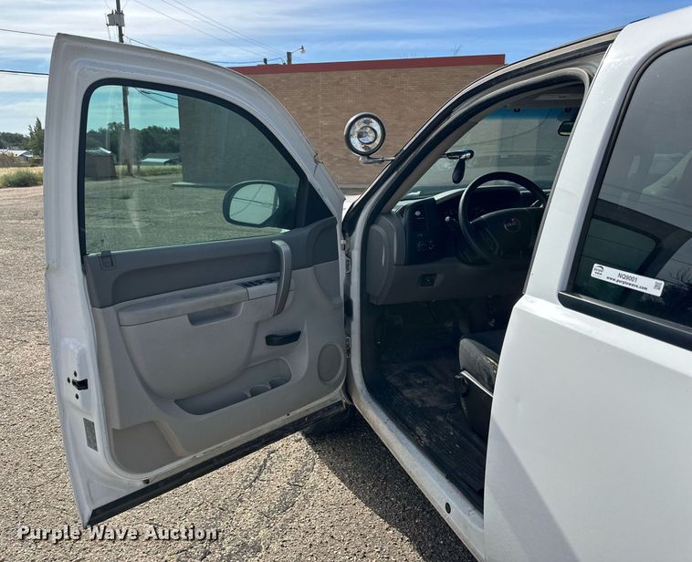 image for item NQ9001 2011 GMC Sierra 1500 Crew Cab pickup truck