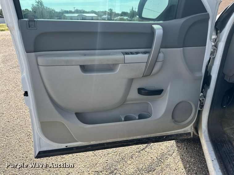 image for item NQ9001 2011 GMC Sierra 1500 Crew Cab pickup truck