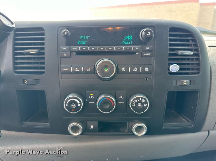 image for item NQ9001 2011 GMC Sierra 1500 Crew Cab pickup truck