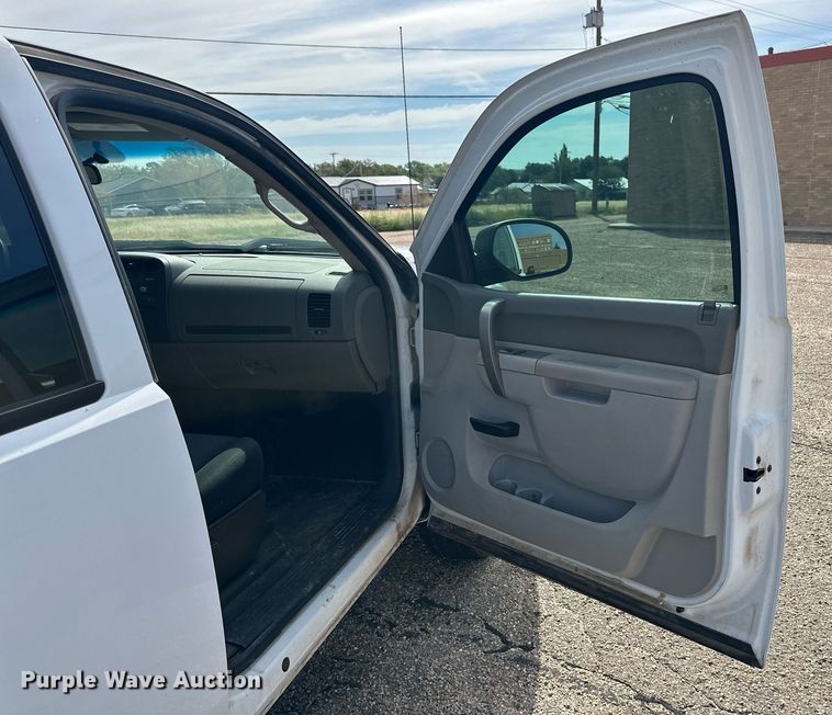 image for item NQ9001 2011 GMC Sierra 1500 Crew Cab pickup truck