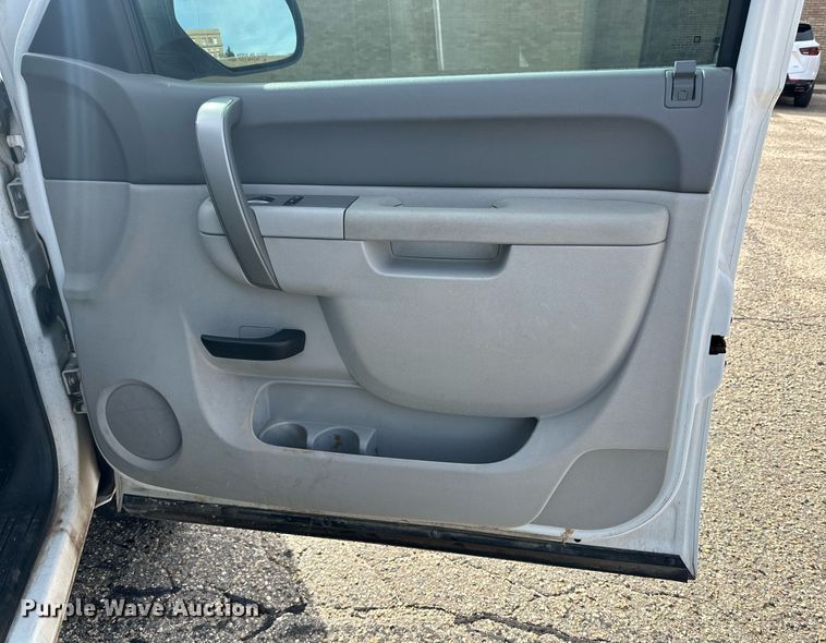 image for item NQ9001 2011 GMC Sierra 1500 Crew Cab pickup truck