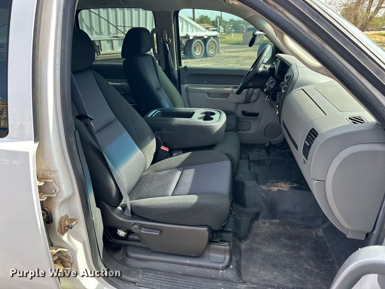 image for item NQ9001 2011 GMC Sierra 1500 Crew Cab pickup truck