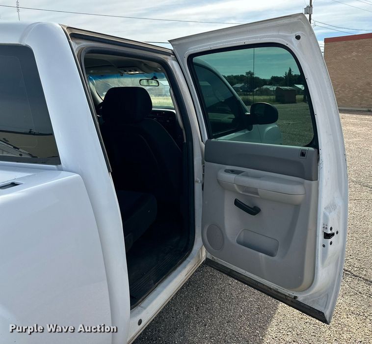 image for item NQ9001 2011 GMC Sierra 1500 Crew Cab pickup truck