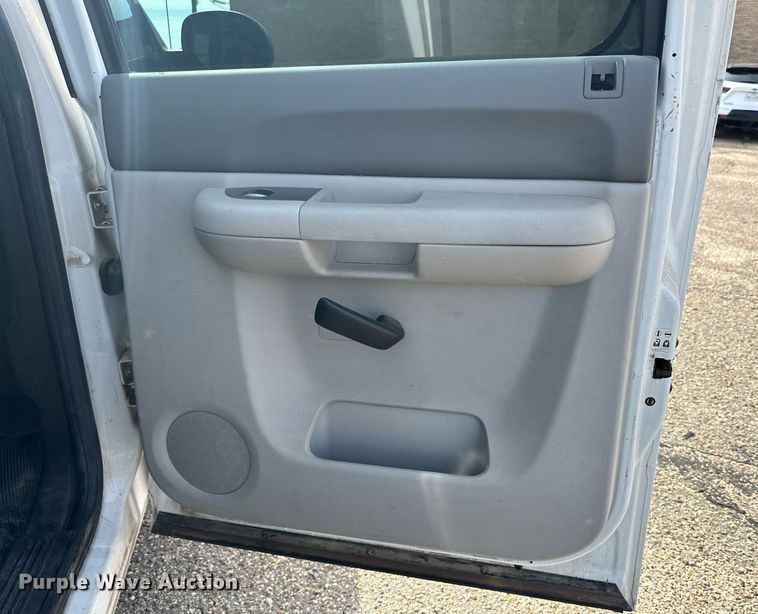 image for item NQ9001 2011 GMC Sierra 1500 Crew Cab pickup truck