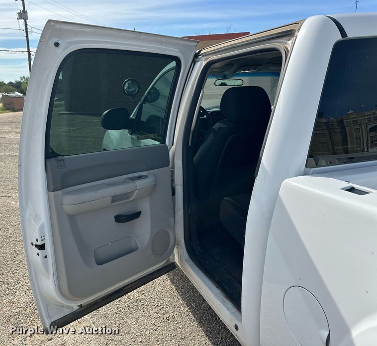 image for item NQ9001 2011 GMC Sierra 1500 Crew Cab pickup truck