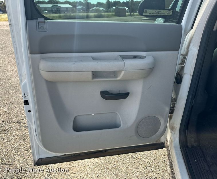 image for item NQ9001 2011 GMC Sierra 1500 Crew Cab pickup truck