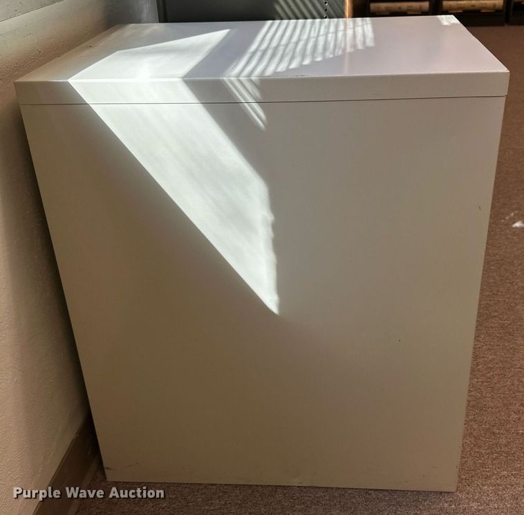 image for item NQ9022 (2) filing cabinets