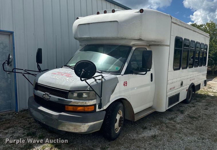 image for item NQ9769 2010 Chevrolet  Express 3500 shuttle bus