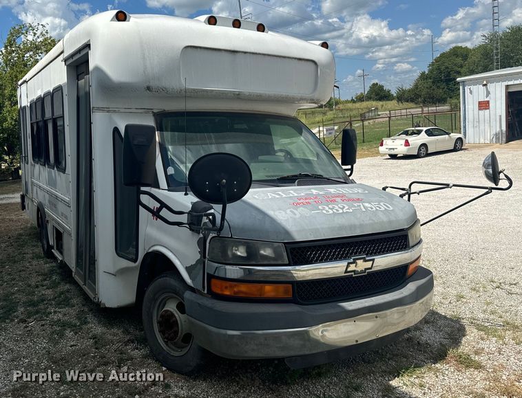 image for item NQ9769 2010 Chevrolet  Express 3500 shuttle bus