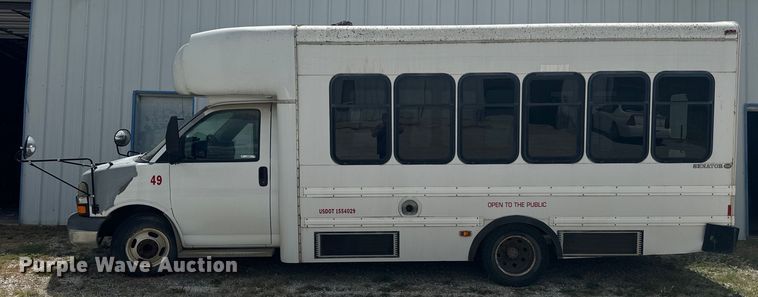image for item NQ9769 2010 Chevrolet  Express 3500 shuttle bus