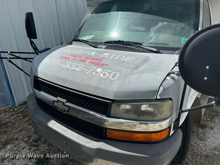 image for item NQ9769 2010 Chevrolet  Express 3500 shuttle bus