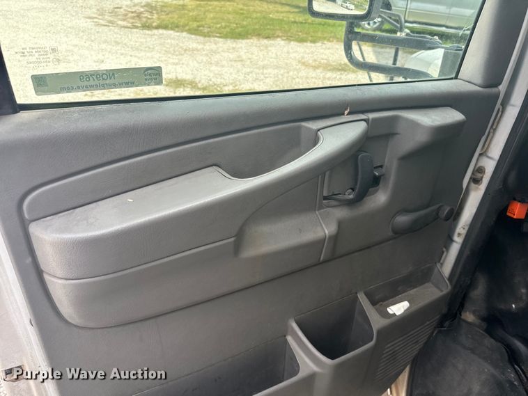 image for item NQ9769 2010 Chevrolet  Express 3500 shuttle bus