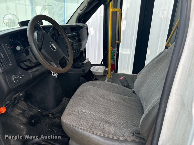 image for item NQ9769 2010 Chevrolet  Express 3500 shuttle bus
