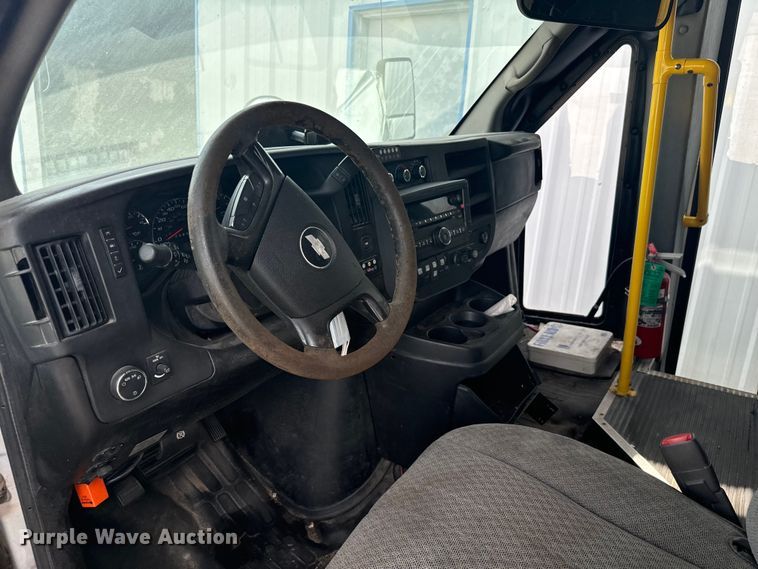 image for item NQ9769 2010 Chevrolet  Express 3500 shuttle bus