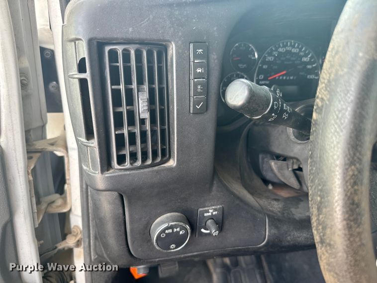 image for item NQ9769 2010 Chevrolet  Express 3500 shuttle bus