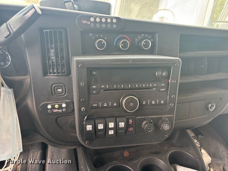 image for item NQ9769 2010 Chevrolet  Express 3500 shuttle bus