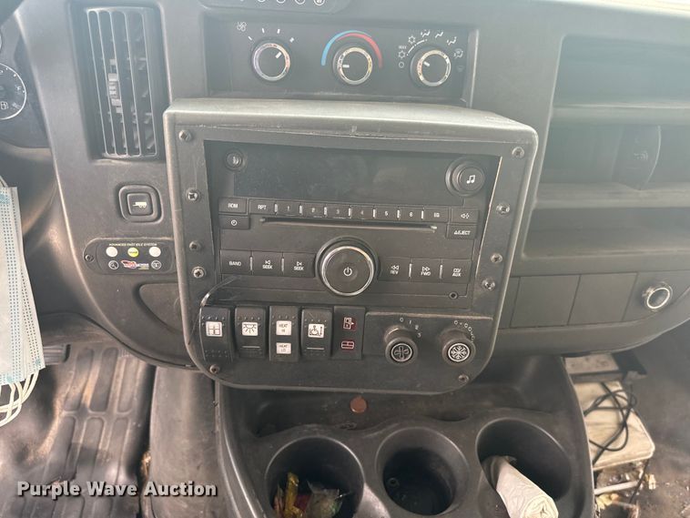 image for item NQ9769 2010 Chevrolet  Express 3500 shuttle bus