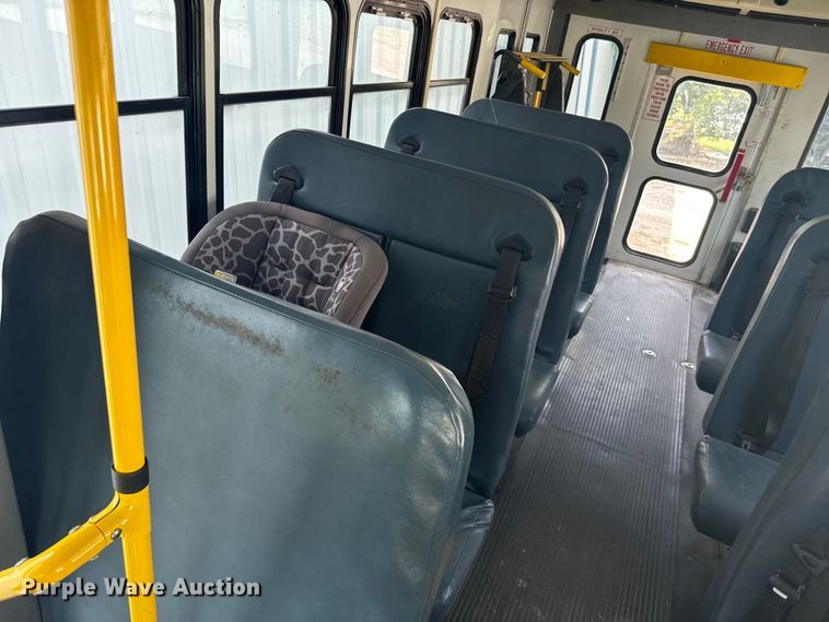 image for item NQ9769 2010 Chevrolet  Express 3500 shuttle bus