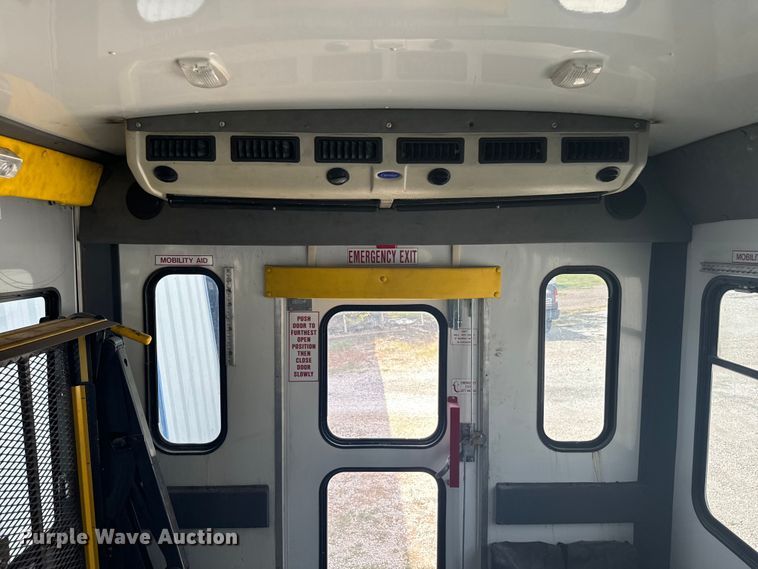 image for item NQ9769 2010 Chevrolet  Express 3500 shuttle bus