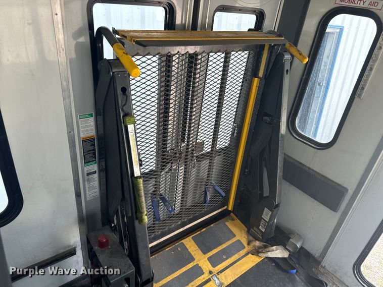 image for item NQ9769 2010 Chevrolet  Express 3500 shuttle bus