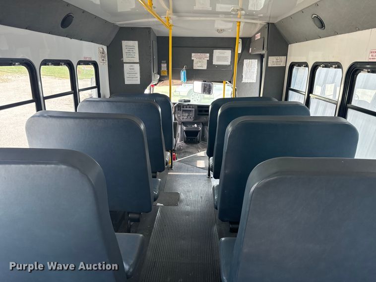 image for item NQ9769 2010 Chevrolet  Express 3500 shuttle bus