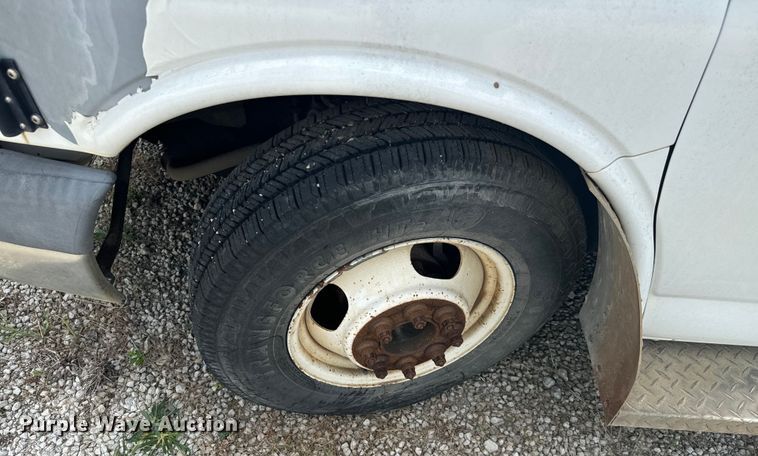 image for item NQ9769 2010 Chevrolet  Express 3500 shuttle bus