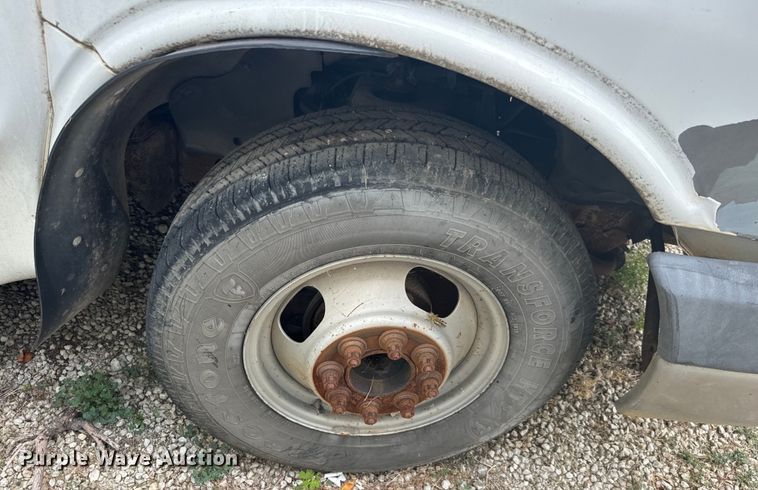 image for item NQ9769 2010 Chevrolet  Express 3500 shuttle bus