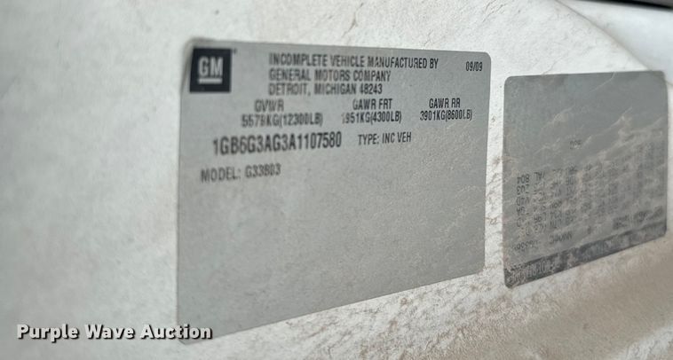 image for item NQ9769 2010 Chevrolet  Express 3500 shuttle bus