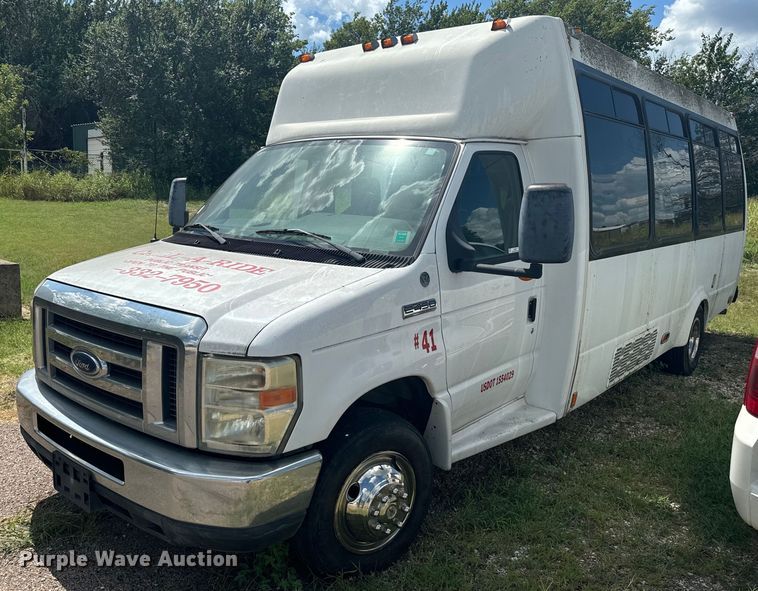 image for item NQ9771 2009 Ford E450 Super Duty shuttle bus