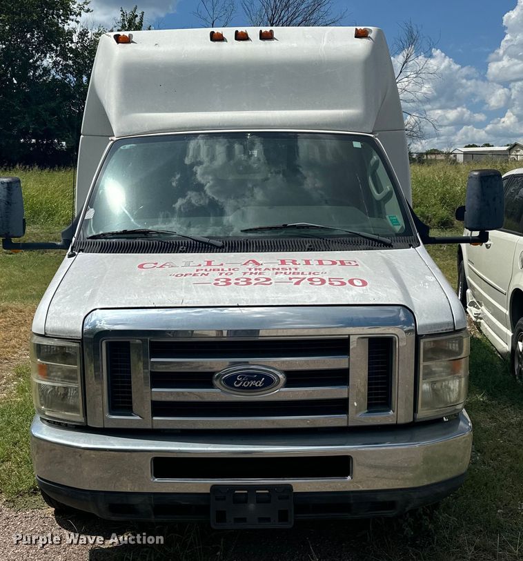 image for item NQ9771 2009 Ford E450 Super Duty shuttle bus