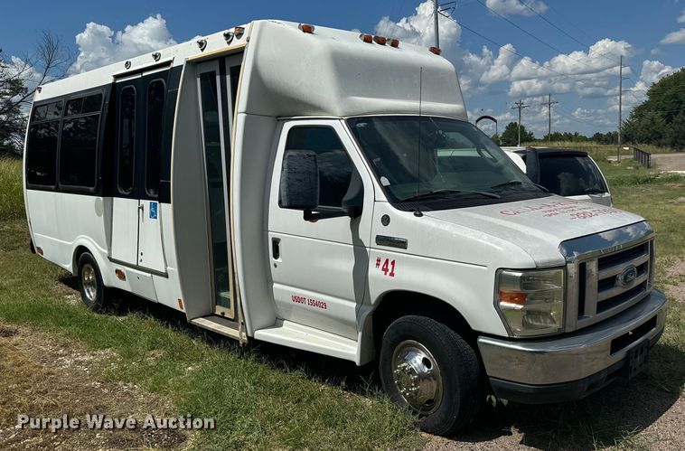 image for item NQ9771 2009 Ford E450 Super Duty shuttle bus
