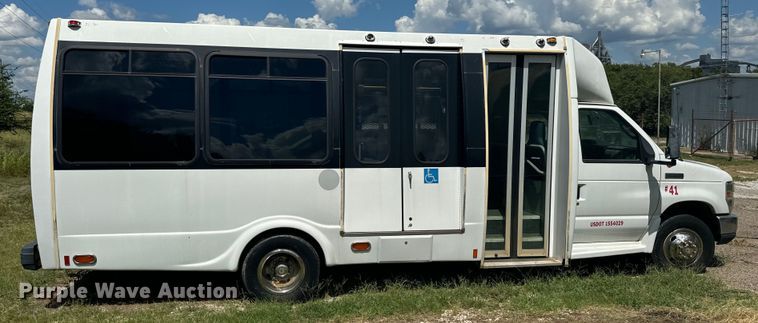 image for item NQ9771 2009 Ford E450 Super Duty shuttle bus
