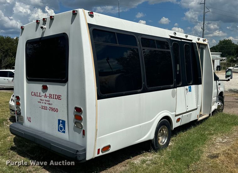 image for item NQ9771 2009 Ford E450 Super Duty shuttle bus
