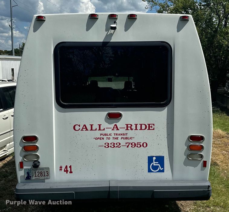 image for item NQ9771 2009 Ford E450 Super Duty shuttle bus