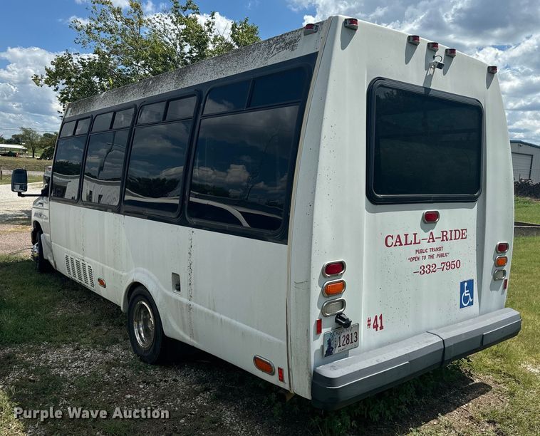 image for item NQ9771 2009 Ford E450 Super Duty shuttle bus