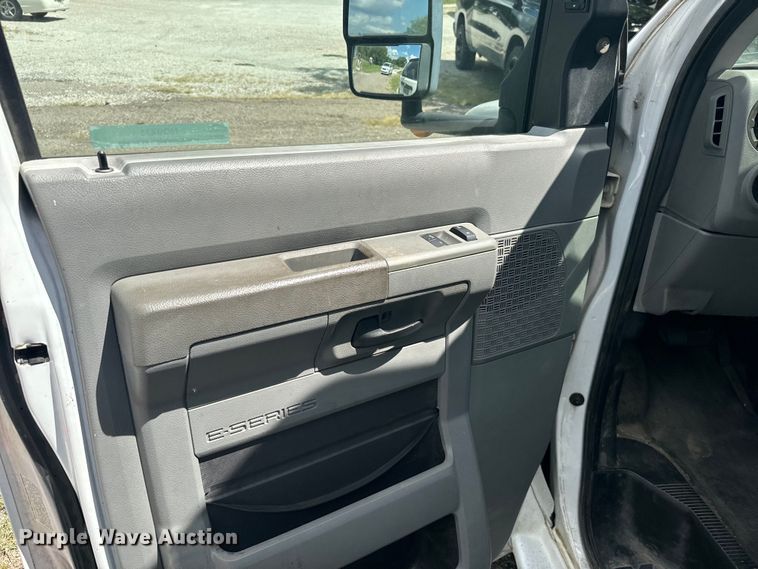 image for item NQ9771 2009 Ford E450 Super Duty shuttle bus