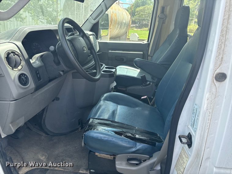 image for item NQ9771 2009 Ford E450 Super Duty shuttle bus