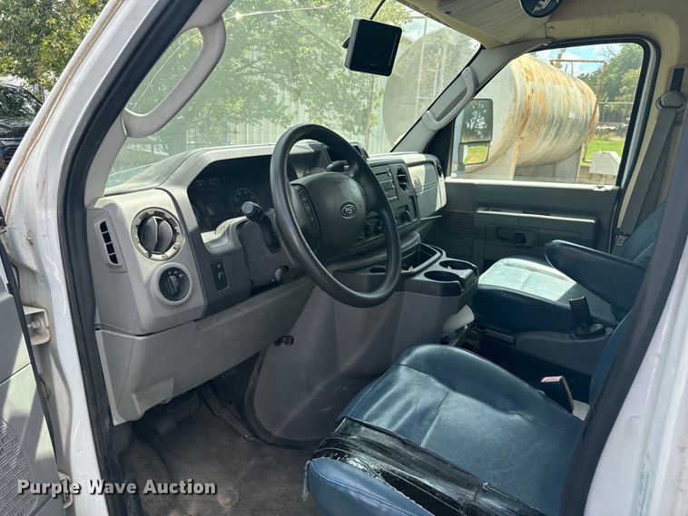 image for item NQ9771 2009 Ford E450 Super Duty shuttle bus